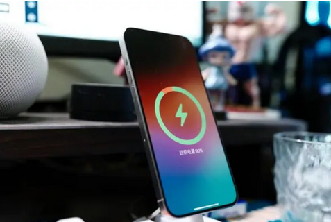 排浦镇苹果15换屏服务分享用什么充电器给iPhone15充电更好 